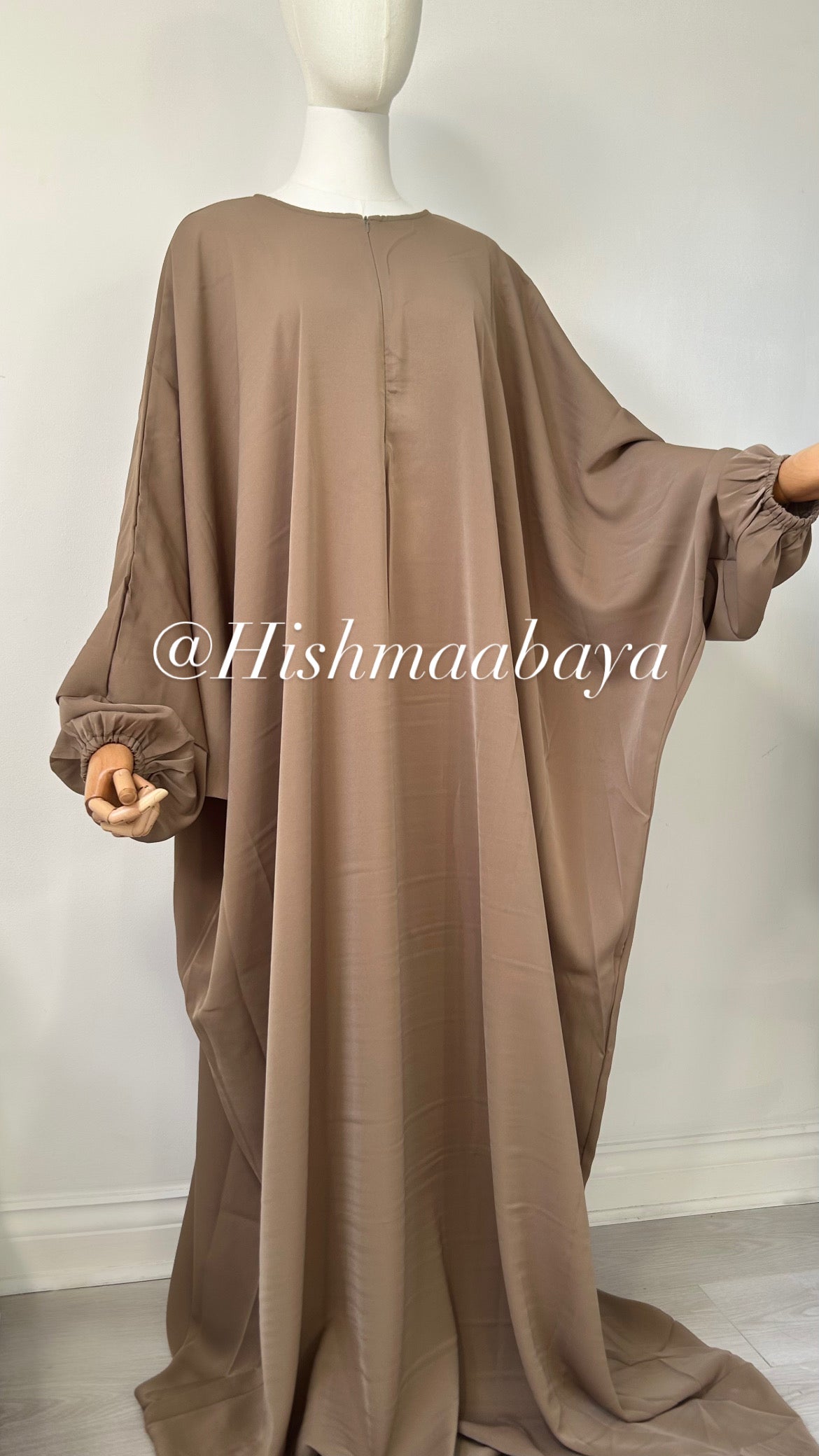 Cuffed batwing abaya