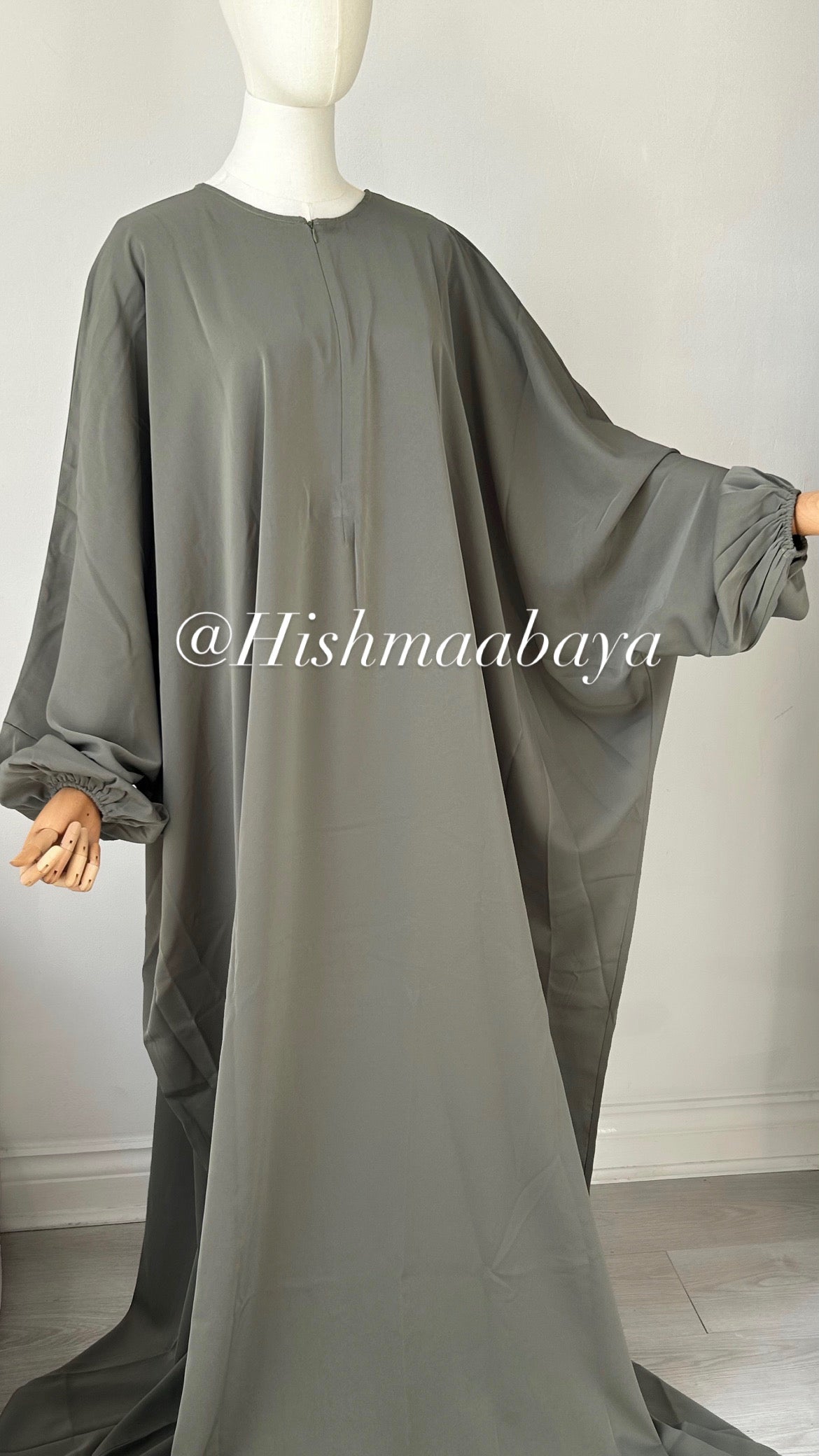 Cuffed batwing abaya